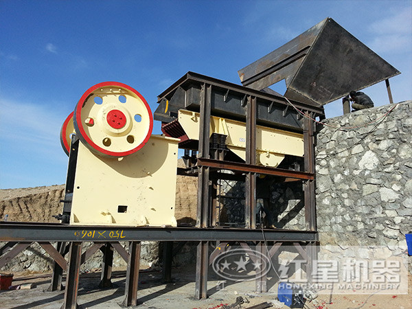 青石颚式破碎机安装现场