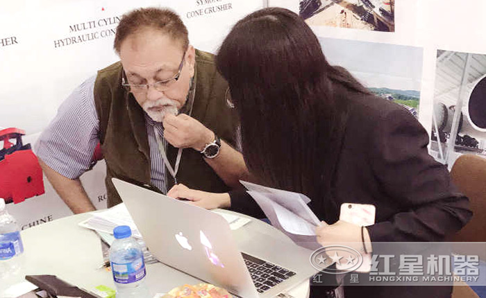 鹅卵石圆锥式破碎机参加展会