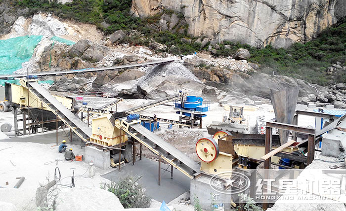 砂石粉碎加工现场