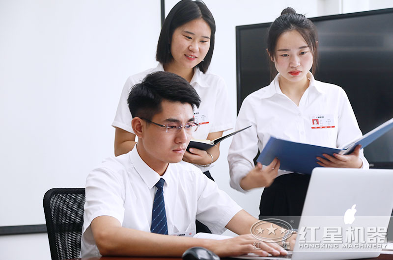 欧亿5技术人员为客户讲解方案