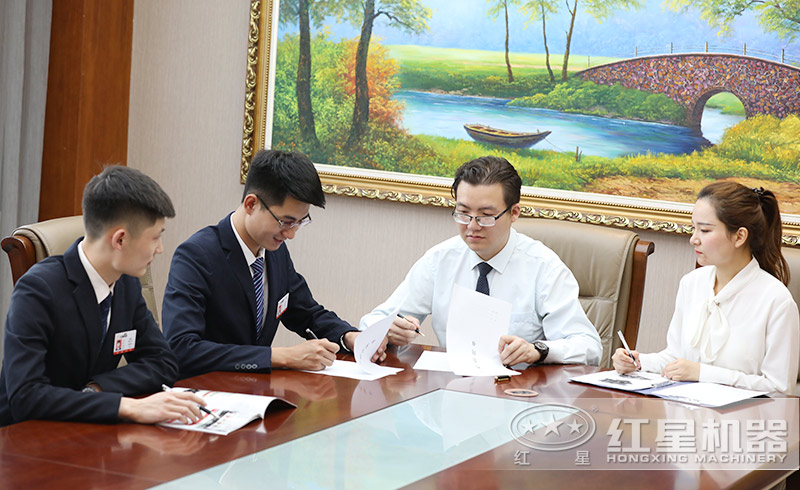 欧亿5技术人员为客户讲解设备方案