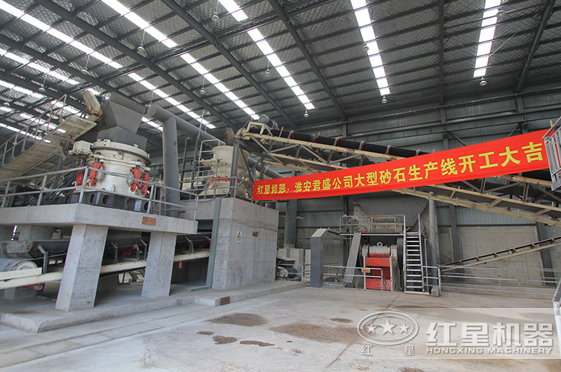 液压式破碎机工作现场图片