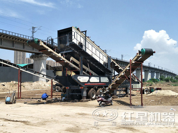 轮胎式砼路面移动破碎机加工现场
