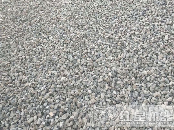 建筑用石料采用300吨移动式颚式破碎机配置可靠_价格亲民