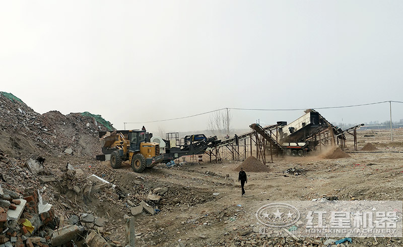建筑垃圾废物粉碎用什么设备？流动碎石机轻松搞定