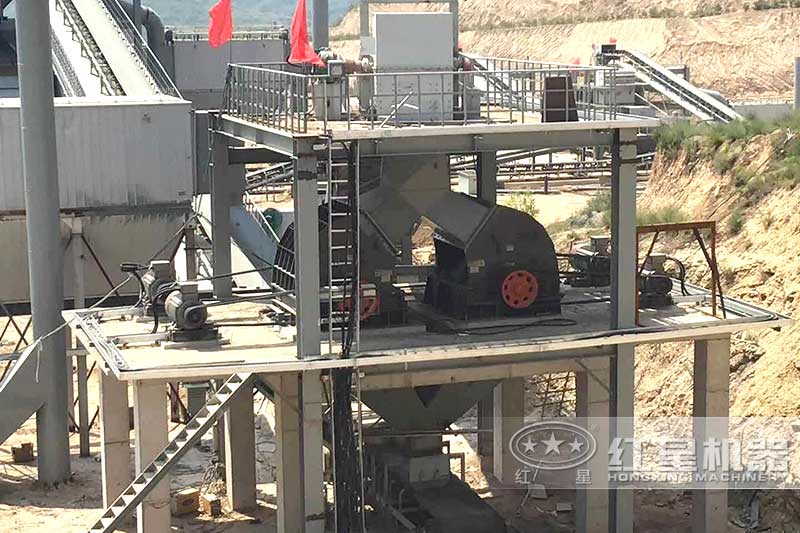 两台重锤式破碎机正在作业中